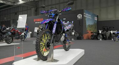 Yamaha WR125R, versione speciale che unisce il mondo dell'adventure riding a un'estetica ispirata agli anni '90