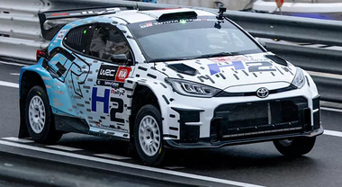 Toyota GR Yaris Rally2 H2 Concept al debutto con Akio Toyoda al volante. La vettura a idrogeno sfila sul circuito cittadino di Monaco