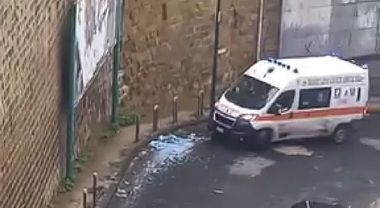 Napoli, ambulanza scivola sui sanpietrini sotto la pioggia: sos a via Kagoshima