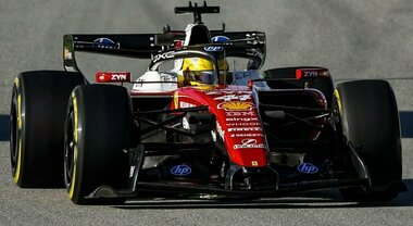 F1, nell'ultima giornata di test a Barcellona brilla la Ferrari SF-26. Hamilton il pi&ugrave; veloce ma anche Leclerc sfreccia