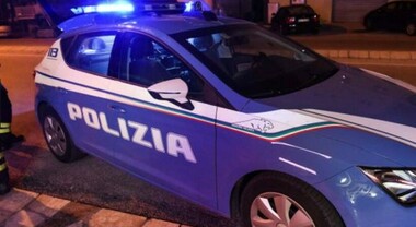 Inseguimento nella notte a Mugnano: fermato un sospetto, trovata una pistola. Ferito un poliziotto