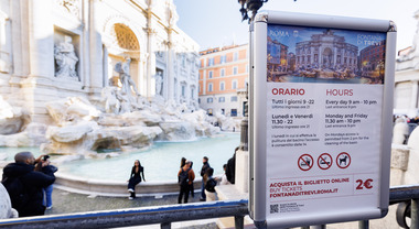 Rivoluzione a Fontana di Trevi, scatta il ticket da due euro (ma solo per i turisti): alle 11 venduti circa 3mila biglietti