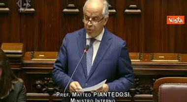 Scontri Torino, Piantedosi: Chi partecipa a cortei con delinquenti rischia di favorire impunità