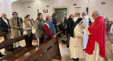 Fedeli in fila per ricevere la benedizione contro il mal di gola