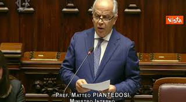 Scontri Torino, Piantedosi: Ai manifestanti sequestrate anche chiavi inglesi, coltelli e sassi