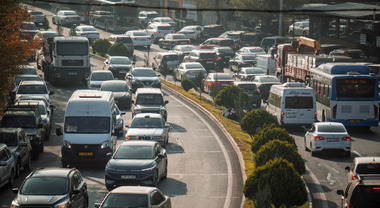 Emissioni auto, ecco quanto il dietrofront della Commissione UE peser&agrave; sul mercato dell&rsquo;elettrico