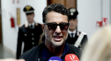 Fabrizio Corona, profili social riattivati e subito oscurati: «I miei follower? Tutti stupidi. Faccio i soldi grazie a loro»