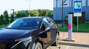 Auto elettriche, nel 2025 cresciute del 35% le consegne di Bev in Europa. In Usa rallentano: -5%