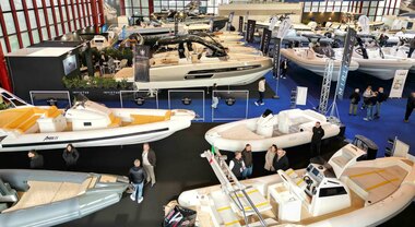 Le sorprese del Nauticsud: Tirrenia dai gozzi ai gommoni, la tappezzeria diventa cantiere, e c&rsquo;&egrave; chi progetta scafi in stile anni 60