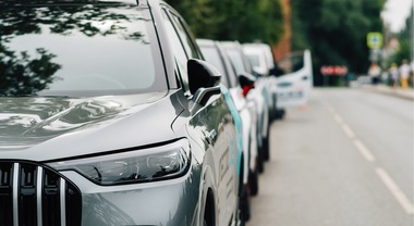 Auto cinesi, la diffidenza lascia spazio alla fiducia: sette italiani su dieci pronti all&rsquo;acquisto