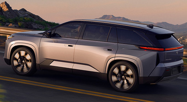 Highlander Bev, il nuovo Suv elettrico Toyota per il Nord America. Ha tre file di sedili, 2 tagli di batterie e 510 km di autonomia