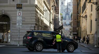 Roma, &ldquo;stangata&rdquo; nella Ztl: strisce blu a pagamento per mild hybrid e mille euro l'anno per le auto elettriche