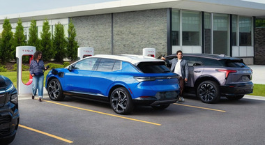 Usa, il flop dell'auto elettrica: per le Big Three svalutazioni per oltre 50 mld di dollari. Vendite Bev gi&ugrave; di oltre il 30% nel 4&deg; trimestre