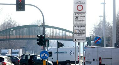 Milano, il Comune fa slittare a ottobre 2027 i divieti per moto inquinanti in Ztl Area B