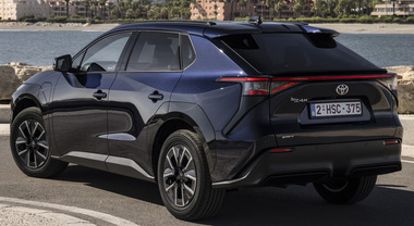 Toyota bZ4X, l'evoluzione della full electric: nuove batterie per migliori prestazioni e maggiore autonomia. Cresce anche il comfort