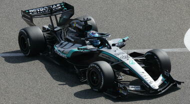 F1, test Bahrain: la Mercedes di Russell fa il miglior tempo nella 1&deg; giornata. Poi la McLaren di Piastri e la Ferrari di Leclerc
