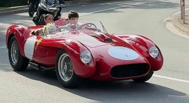 Leclerc sposa Alexandra Saint Mleux, giro su una Ferrari 250 Testarossa per le strade di Montecarlo