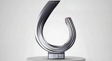 Pininfarina firma il trofeo del Gp di Spagna 2026 a Madrid. Ispirato alla curva &ldquo;Monumental&rdquo; sar&agrave; sollevato dal vincitore il 13 settembre