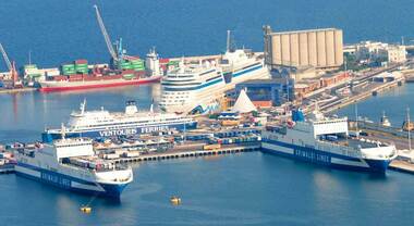 Nelle grandi citta portuali i traghetti inquinano piu delle auto: 1.000 emettono pi&ugrave; CO2 di 6,6 milioni di veicoli