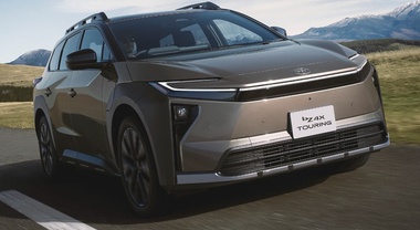 Toyota bZ4X, la Touring debutta in Giappone. Tanto spazio per passeggeri e bagagli. La 4WD ha 380 cv e prestazioni brillanti