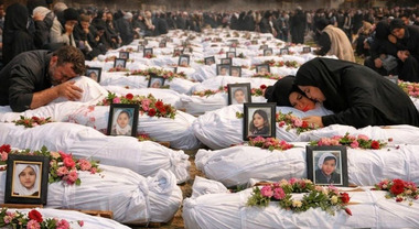 Iran, la strage delle studentesse-bambine: uccise a scuola nell'attacco di  Israele e Usa. Le lacrime delle madri e il maxi-funerale