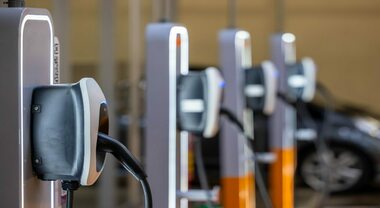 Italia, la rete di ricarica cresce meglio di Francia e Germania: sono oltre 73mila le colonnine elettriche