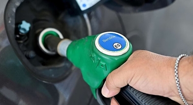 Carburanti, prezzi al galoppo: benzina self service oltre 1,7 euro. Il gasolio vola sopra 1,8 euro al litro