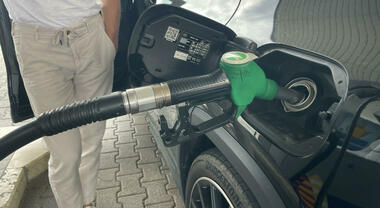 Corrono i prezzi dei carburanti, il gasolio in autostrada fino a 2,2 euro/litro. Verde ai massimi da luglio 2025, diesel al top da ottobre 2023