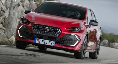 Clio si rinnova, il 6&deg; atto &egrave; pi&ugrave; versatile e distintivo. Compatta Renault con look pi&ugrave; grintoso, al top c&rsquo;&egrave; la full hybrid da 160 cv