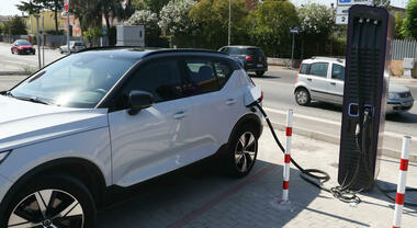 Enel, installati 3.730 punti ricarica per auto elettriche previsti da primo bando Pnrr in Puglia, Campania, Lazio, Lombardia e Sicilia
