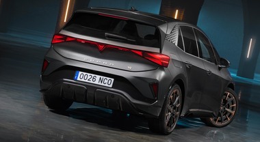 Cupra illumina, presentata la Born rinnovata. Debutta il muso da squalo, al top c'&egrave; la variante sportiva VZ da 326 cv