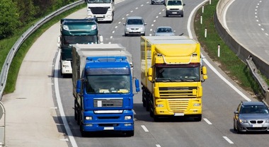 Parlamento europeo, via libera alla flessibilit&agrave; sul target emissioni per i veicoli pesanti