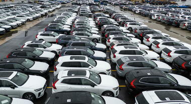 Mercato auto: rialzo delle intenzioni acquisto Bev, ma caro vita spinge diesel e benzina
