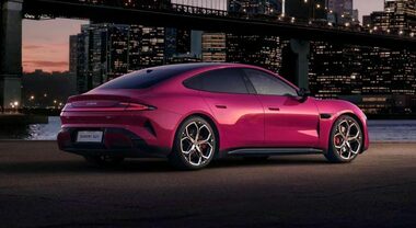 Xiaomi SU7, la berlina elettrica &egrave; ancora pi&ugrave; raffinata e tecnologica