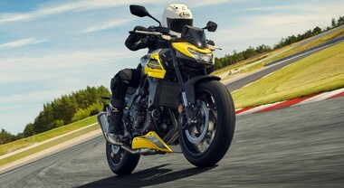 Honda CB750 Hornet 2026 E-Clutch: tecnologia e carattere. La naked evolve con la frizione elettronica e una ciclistica raffinata