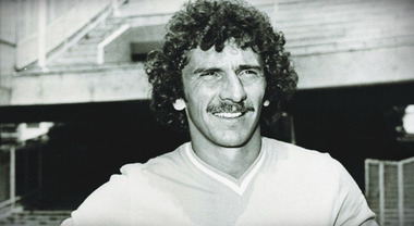 Beppe Savoldi, morto l'ex bomber di Napoli e Bologna chiamato Mister 2  miliardi: aveva 79 anni