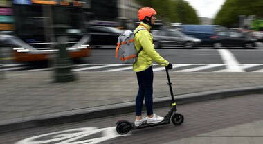 Belgio, boom di incidenti in monopattino: il governo verso la stretta. Casco anche per le e-bike oltre i 20 km/h