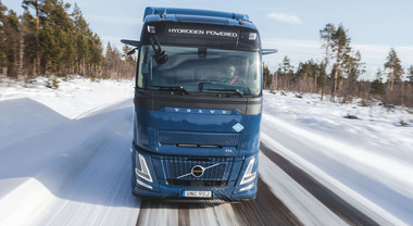 Volvo Truck, al via test dei camion con motori a combustione a idrogeno. Il lancio previsto entro il 2030