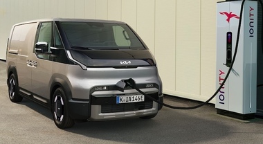 Kia PV5 Crew Van, il veicolo versatile per il trasporto di persone e merci. Produzione al via il 30 aprile