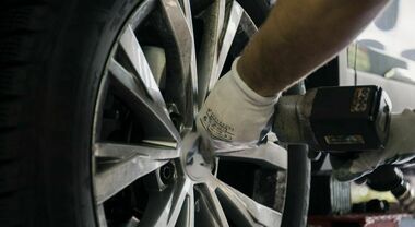 Cambio gomme, dal 15 aprile si torna agli pneumatici estivi. Utilizzare quelli adatti alla stagione garatisce maggiore sicurezza