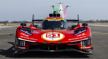 Ferrari, la 499P insieme alle Frecce Tricolori. L'hypercar che ha trionfato nel Wec ed a Le Mans ha incontrato gli MB-339 Pan dell'AM