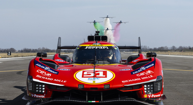 Ferrari 499P e le Frecce Tricolori, insieme l'eccellenza italiana in cielo e su asfalto