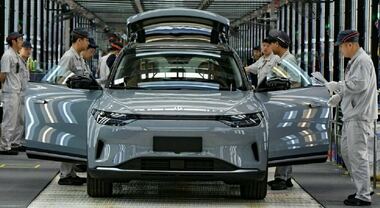 Cina: -15% a 1,65 milioni le immatricolazioni auto a marzo. Le vendite di veicoli elettrici e ibridi scese del 14% a 848.000 unit&agrave;