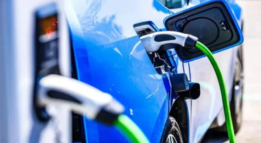 Le auto ricaricabili volano in Italia: +65,7% immatricolazioni Bev e +110% ibride plug-in nel primo trimestre 2026
