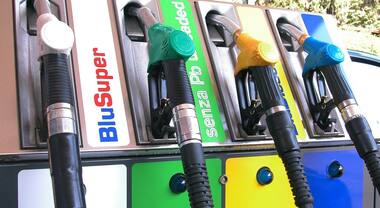 Carburanti, i prezzi medi sono in lieve calo: benzina self service a 1,789 euro/litro, gasolio a 2,181 euro/litro