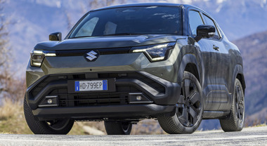La prima Suzuki elettrica: eVitara esalta un'anima off-road. A 38.900 euro &egrave; il Suv compatto a batteria meno caro