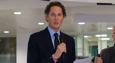 Stellantis: assemblea degli azionisti conferma Elkann amministratore esecutivo con 89% dei voti. Board si allarga da 11 a 12 membri