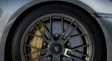 Pirelli svela P Zero R, le &ldquo;scarpette magiche&rdquo; dedicate alla Porsche 911 Turbo S. Deve trasferire efficacemente a terra i 711 cv