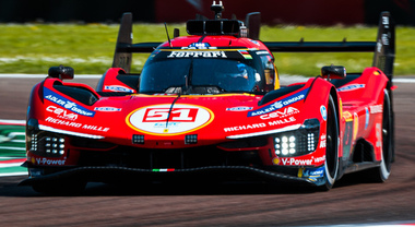 WEC: Antonio Giovinazzi incanta Imola portando la Ferrari in pole, McLaren in vetta in LMGT3