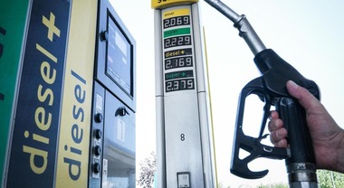 Carburanti, scendono i prezzi: benzina self a 1,758 euro. Diesel in calo a 2,103 euro al litro